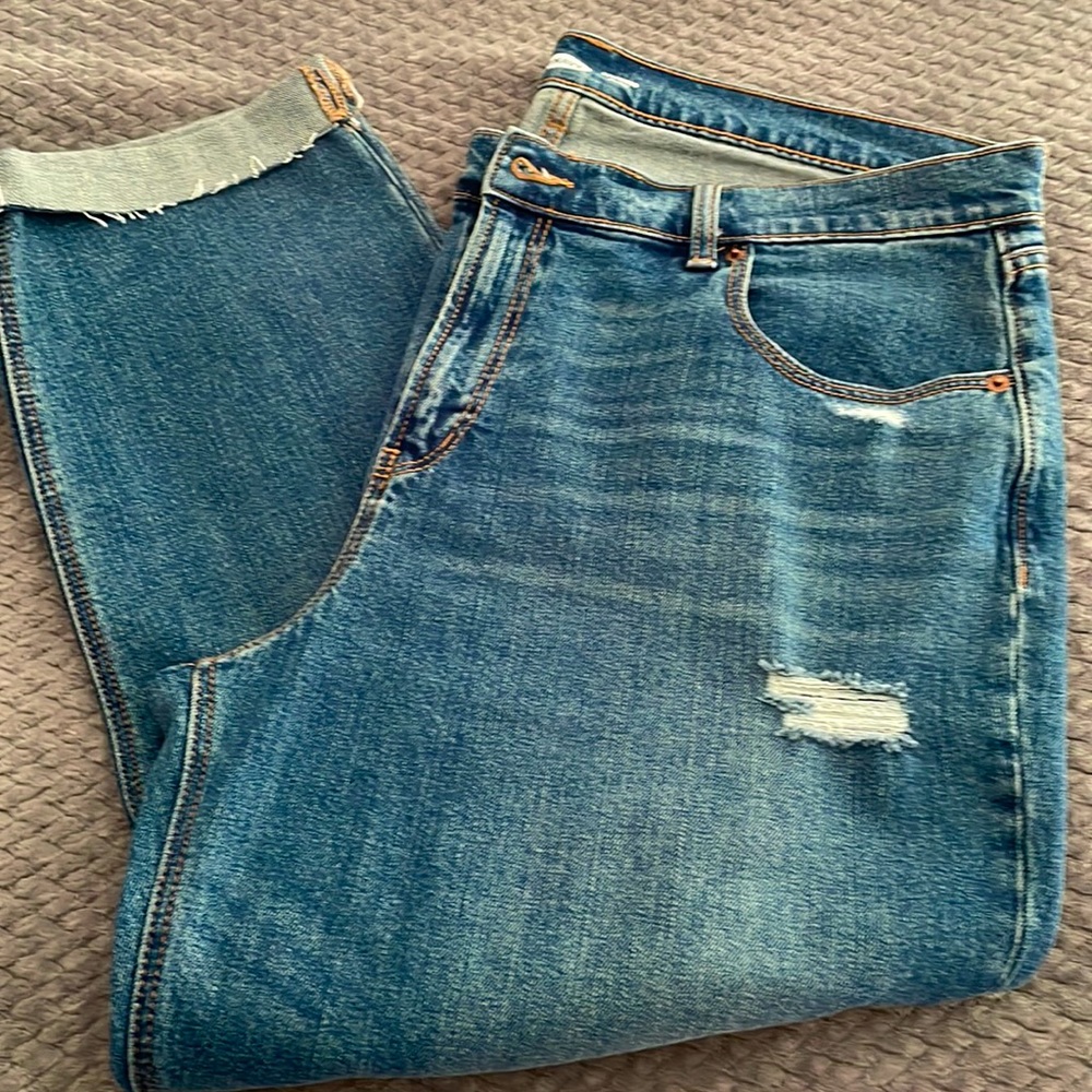 Distressed Boyfriend jean medium wash.